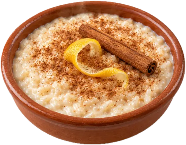 Arroz con leche cremoso en cuenco de barro con canela y piel de limón
